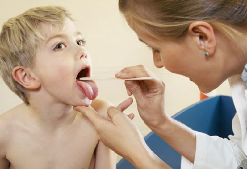 Bệnh bạch cầu đơn nhân thường xuất hiện ở trẻ nhỏ và gây ra triệu chứng viêm họng