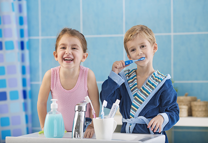 Các bậc phụ huynh hãy tập cho trẻ thói quen đánh răng và súc họng sạch sẽ mỗi ngày để phòng ngừa viêm họng
