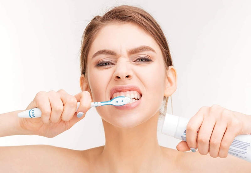Vệ sinh răng đúng cách để cải thiện tình trạng chảy máu