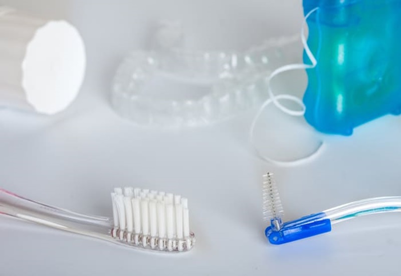 Cần thường xuyên vệ sinh hàm duy trì và răng miệng sạch sẽ
