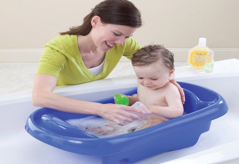 Cha mẹ cần rửa sạch bao quy đầu cho trẻ khi tắm bằng nước ấm