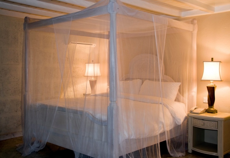 Mắc màn khi ngủ để tránh muỗi đốt