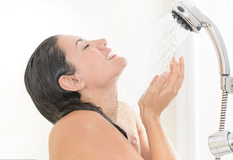 Không nên tắm nước lạnh hoặc tắm quá lâu khi bị sốt xuất huyết