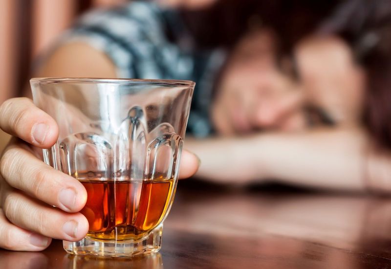 Uống quá nhiều rượu sẽ khiến bạn mất tỉnh táo và gặp nhiều triệu chứng khó chịu khác