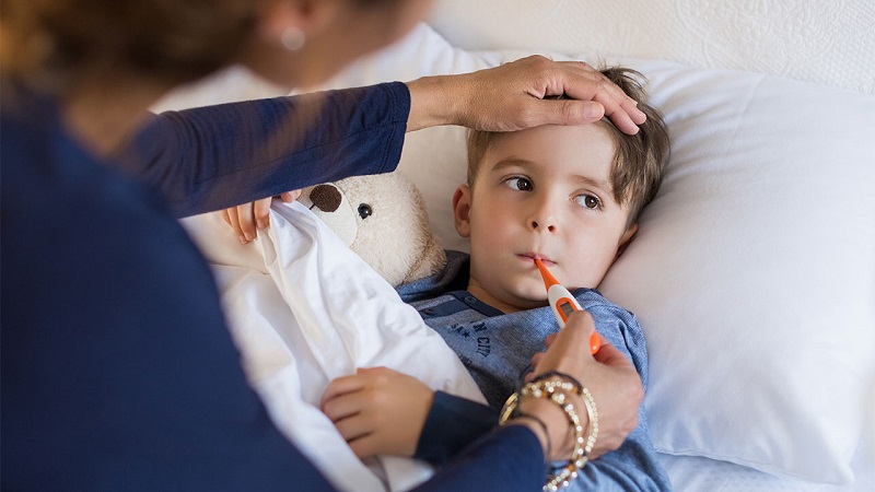 Trẻ ở giai đoạn đầu của sốt xuất huyết sẽ có biểu hiện sốt cao