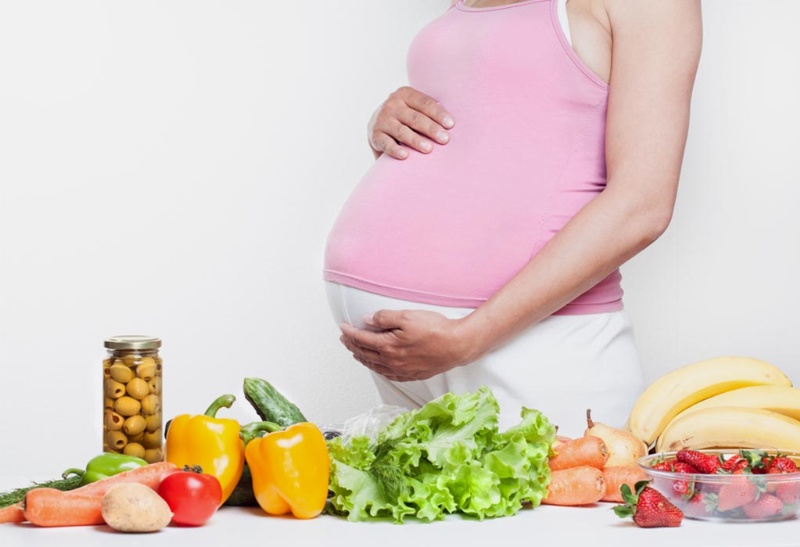 Mẹ bầu nên thực hiện một chế độ dinh dưỡng lành mạnh, bổ sung các loại thực phẩm giàu chất sắt 