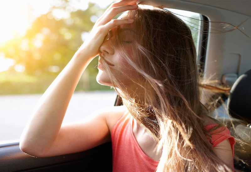 Để tránh bị say xe bạn hãy ngồi cạnh cửa sổ, mở cửa thoáng khí và hạn chế nhìn xung quanh