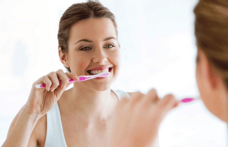 Mẹ sau sinh nên đánh răng tối thiểu 2 lần mỗi ngày