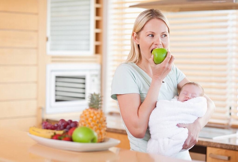 Trái cây là loại thực phẩm mẹ sau sinh nên chọn cho bữa ăn nhẹ của mình