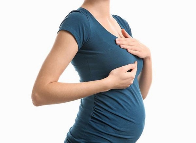 Sự mất cân bằng hormone trong cơ thể có thể làm mẹ bầu bị đau ngực khi mang thai