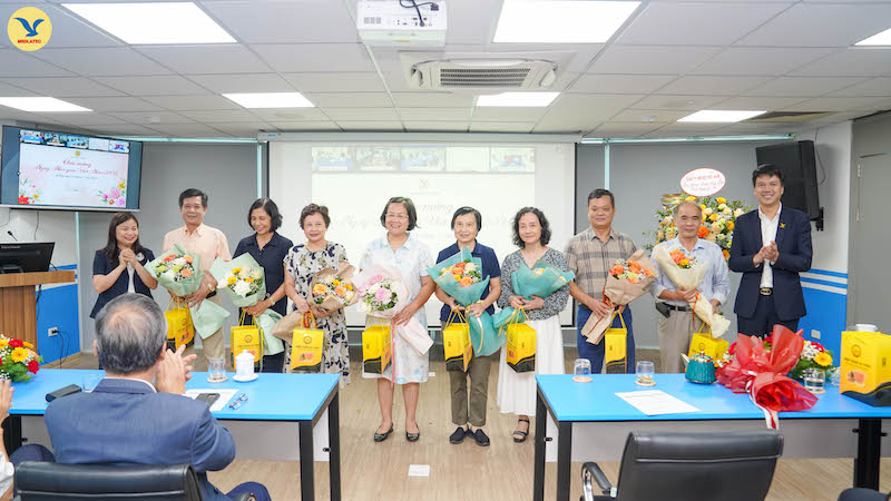 TGĐ Nguyễn Trí Anh cùng PTGĐ Nguyễn Thị Kim Len gửi tặng những lẵng hoa tri ân tới các Thầy, Cô chuyên gia đang công tác tại Hệ thống Y tế MEDLATEC GROUP