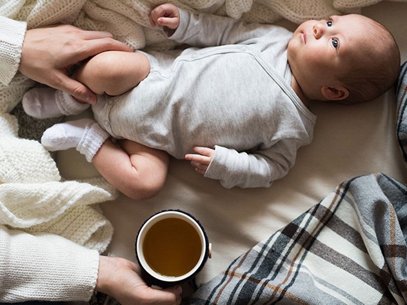 Caffeine có thể truyền cho bé thông qua đường sữa mẹ 