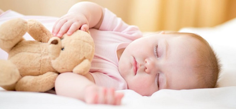 Bố mẹ cần đảm bảo giấc ngủ cho trẻ 