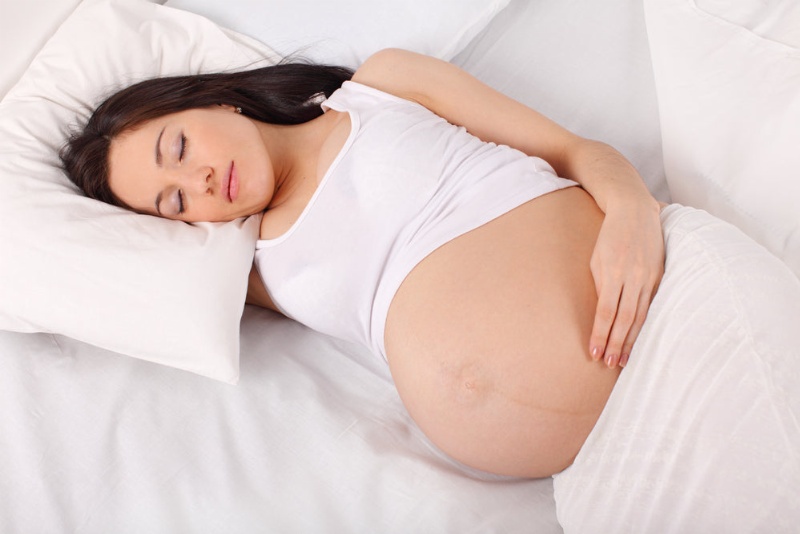 Mẹ bầu cần đảm bảo nghỉ ngơi đầy đủ, tránh tình trạng căng thẳng, mệt mỏi