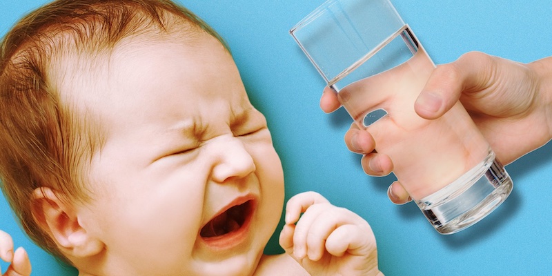 Uống nhiều nước ngăn chặn quá trình hấp thu dưỡng chất từ sữa mẹ