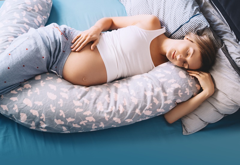 Mẹ  nên làm quen với việc nằm nghiêng khi ngủ để không gây áp lực cho bé