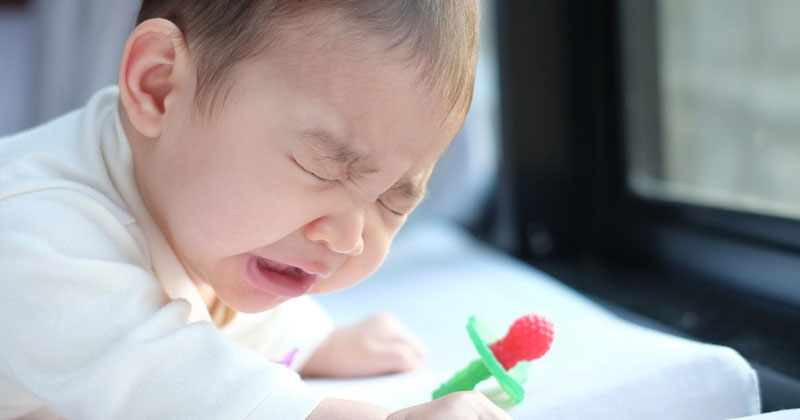 Trẻ nhỏ thường hắt hơi nhiều do lỗ mũi bị tắc