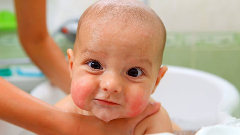 Bố mẹ hãy thật cẩn thận khi tắm rửa và vệ sinh tai cho bé nhé
