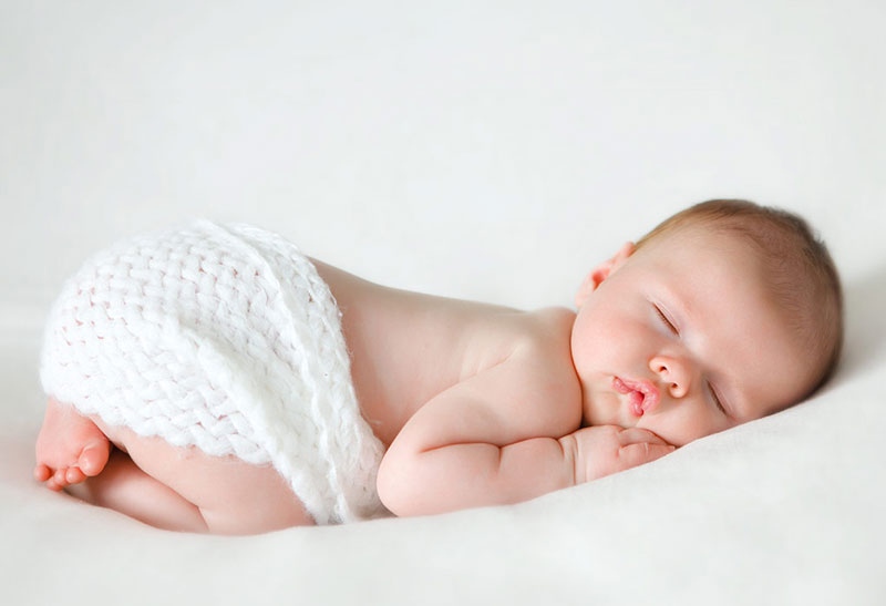 Cha mẹ nên điều chỉnh tư thế nằm ngủ cho trẻ sơ sinh