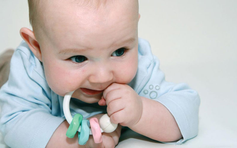 Trẻ 4 tháng tuổi chuẩn bị mọc răng