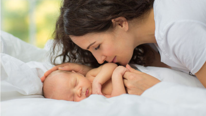 Cha mẹ nên giúp trẻ sơ sinh thay đổi tư thế thường xuyên