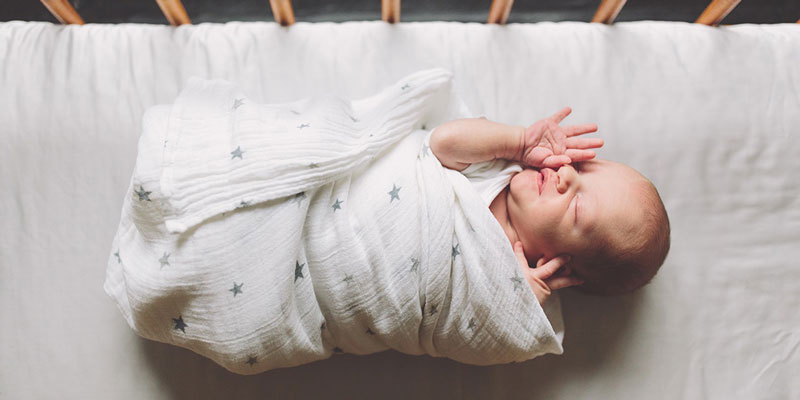 Để bé ngủ ngon, cha mẹ nên lựa chọn cho con tư thế ngủ thoải mái