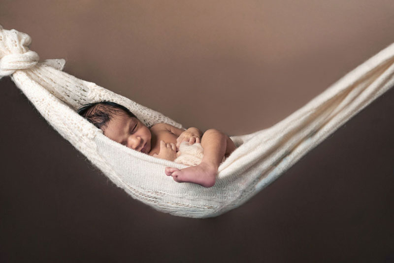 Nhiều gia đình cho trẻ sơ sinh nằm võng khi ngủ