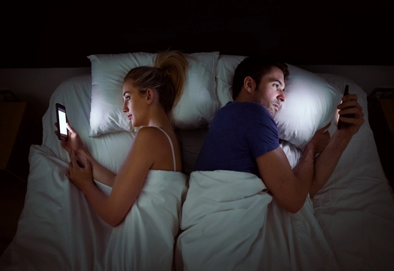 Sử dụng điện thoại trước khi ngủ có thể dẫn tới mất ngủ, ngủ chập chờn