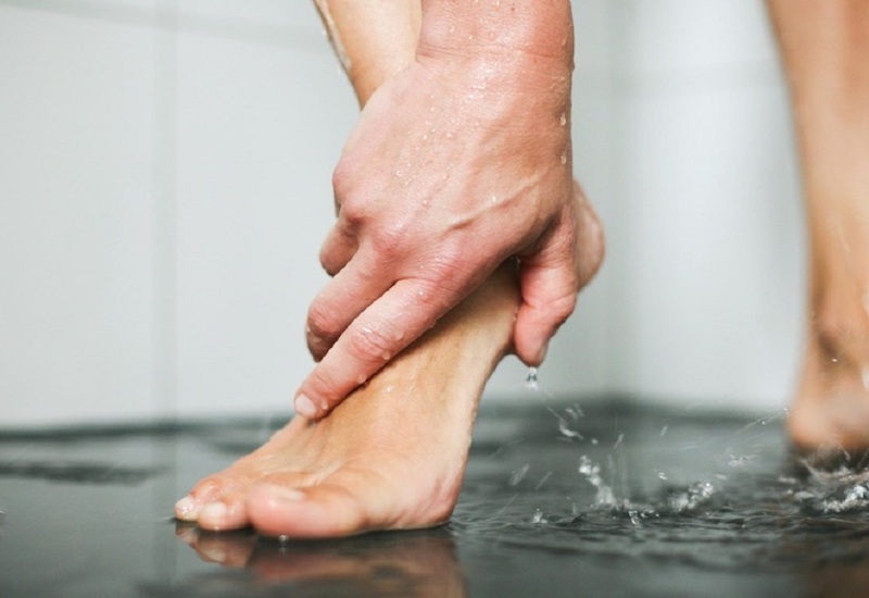Mỗi khi tắm rửa bạn cần chú ý vệ sinh kỹ càng cả vùng bàn chân nhé!