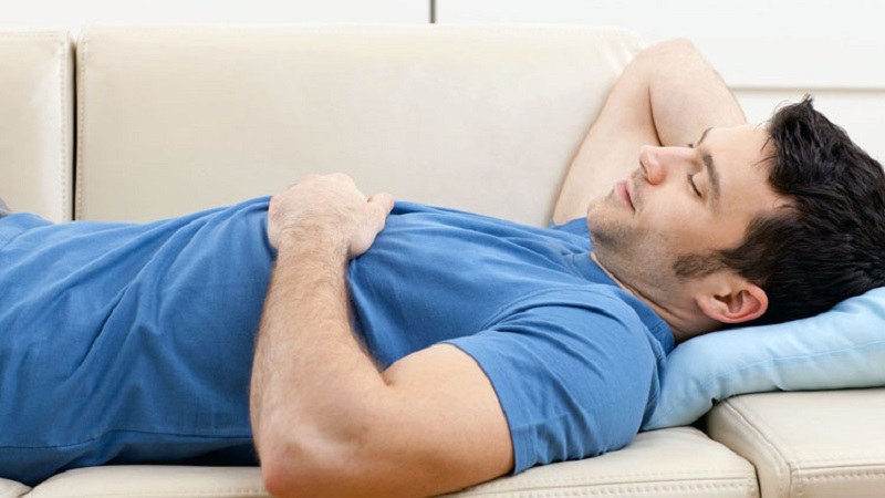 Khi phát hiện chấn thương tinh hoàn nam giới cần nằm nghỉ ngơi và chườm lạnh để giảm đau
