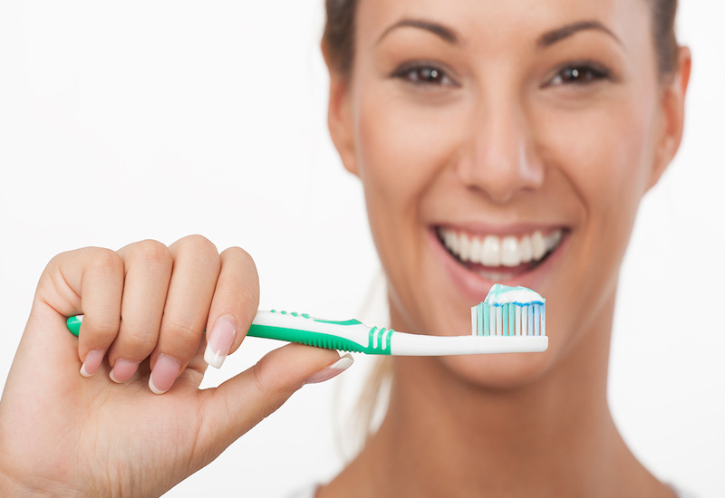 Bạn nên duy trì thói quen vệ sinh răng miệng đúng cách để đề phòng nhiệt miệng