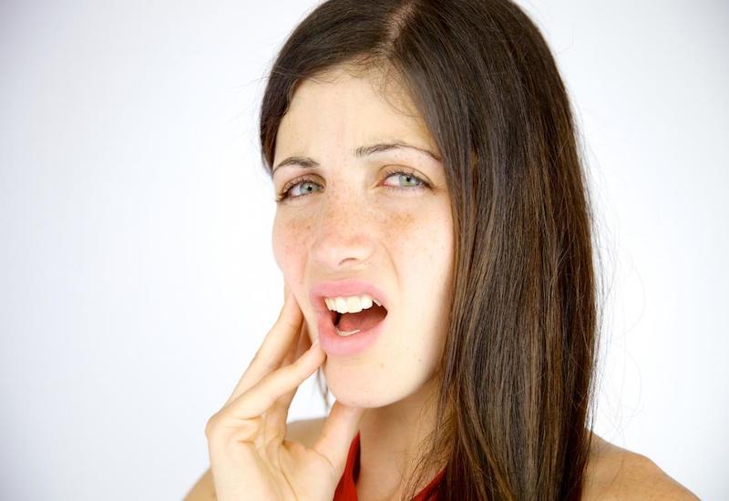 Nếu răng khôn mọc lệch thường xuyên ảnh hưởng đến sức khỏe thì bạn nên đi khám