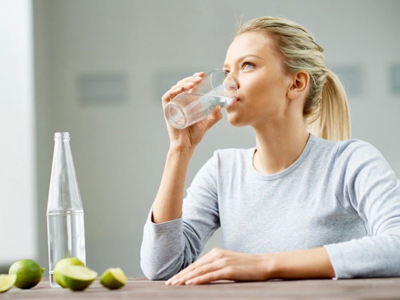 Uống đủ nước là thói quen tốt cho da nhạy cảm