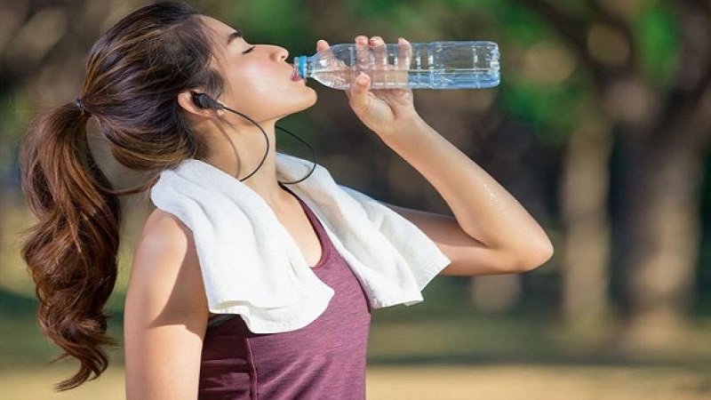 Để giảm cân an toàn cần kết hợp tập thể dục và uống nước đúng cách 