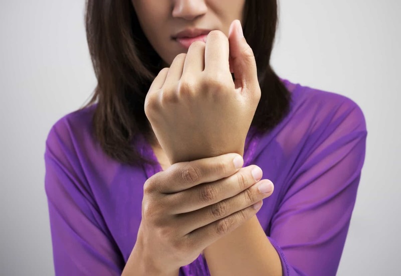  Chèn ép các dây thần kinh ở cổ tay dẫn tới đau, tê bàn tay và ngón tay 