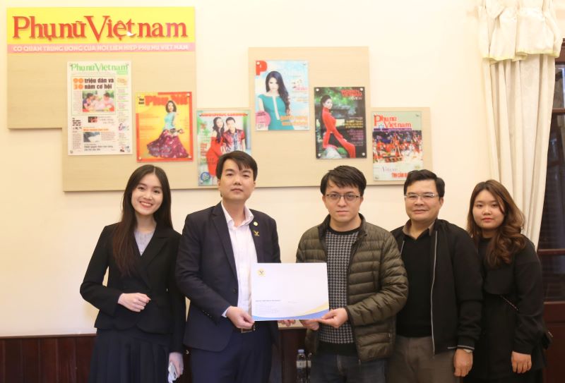 Phó Tổng Giám đốc Nguyễn Duy Hùng đại diện Tập đoàn MED-GROUP trao tặng 50 triệu đồng ủng hộ chương trình Mottainai 2022