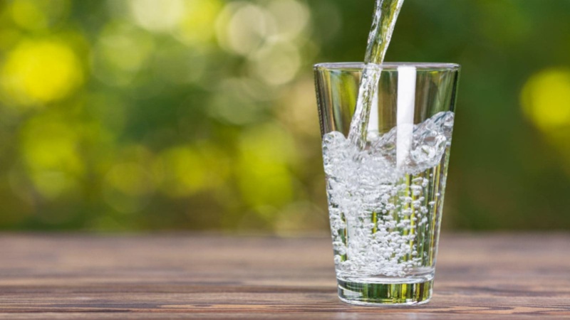 Uống nước lọc khi say rượu để nồng độ cồn trong cơ thể pha loãng đi