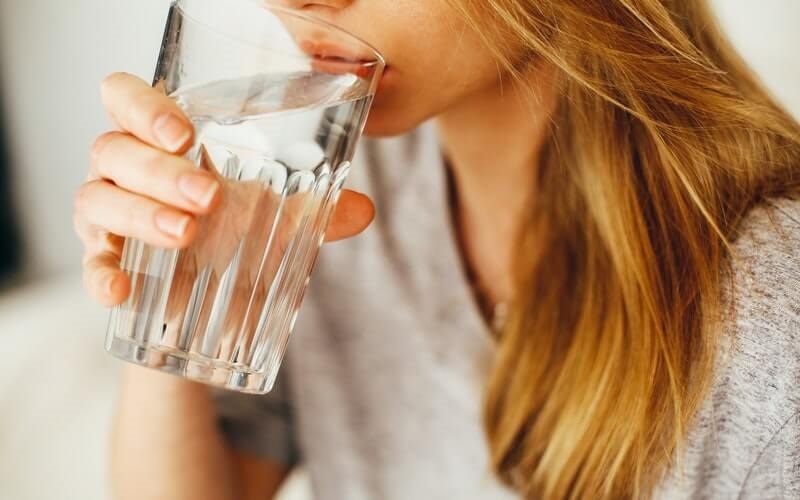 Người bị ngộ độc nên uống nhiều nước để đẩy nhanh các chất độc ra khỏi cơ thể