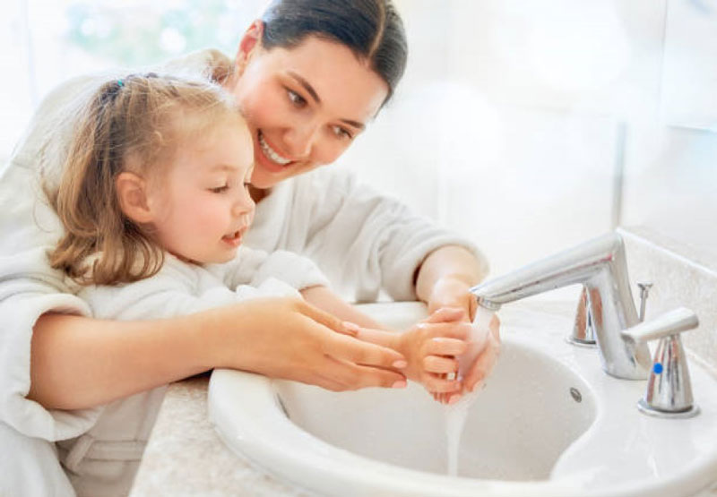 Cha mẹ hãy hướng dẫn trẻ nhỏ rửa tay sạch