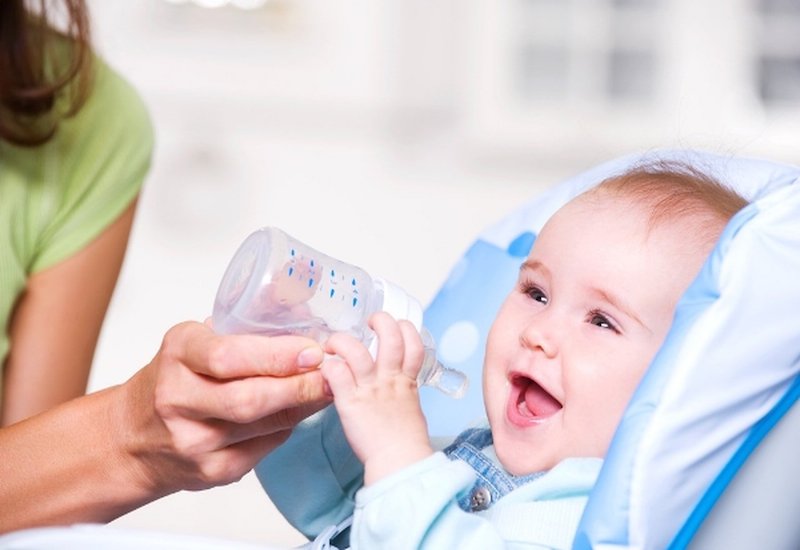 Cha mẹ có thể tập uống nước cho trẻ bằng cách dùng bình sữa, đút thìa hoặc bình tập uống chuyên dụng