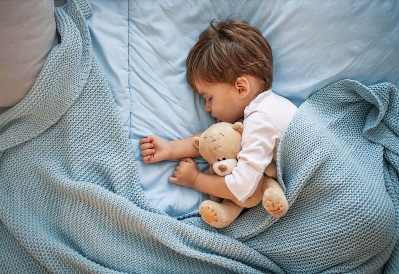 Giường hoặc nôi cũi vẫn là mặt phẳng an toàn giúp trẻ ngủ ngon