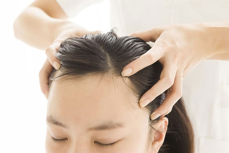 Thường xuyên mát xa da đầu giúp kích thích mọc tóc