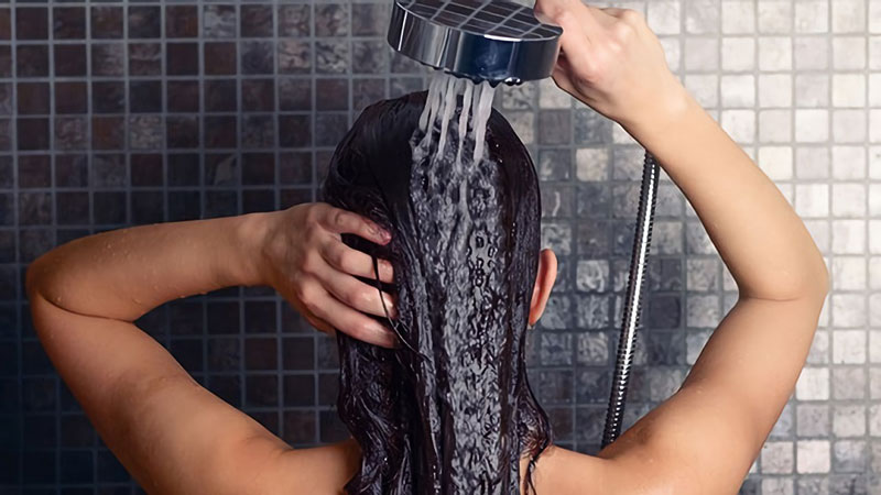 Tắm đêm thường xuyên sẽ gây ảnh hưởng xấu đến mái tóc