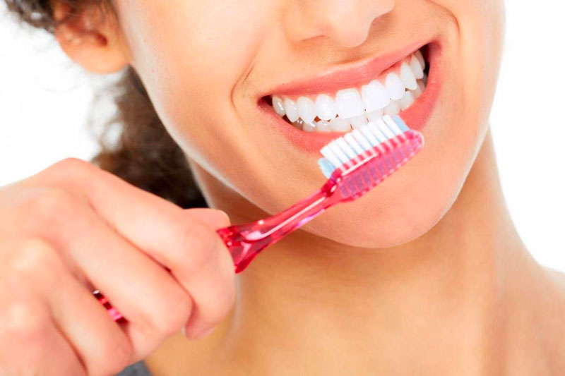 Thao tác chải răng đúng cách để loại bỏ các mảng bám