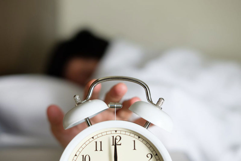 Bạn nên cố gắng tỉnh ngủ sau khi nghe tiếng chuông báo thức
