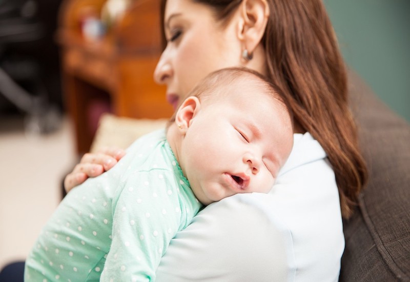 Trẻ sơ sinh thở mạnh khi ngủ thường bắt nguồn từ nhiều nguyên nhân khác nhau