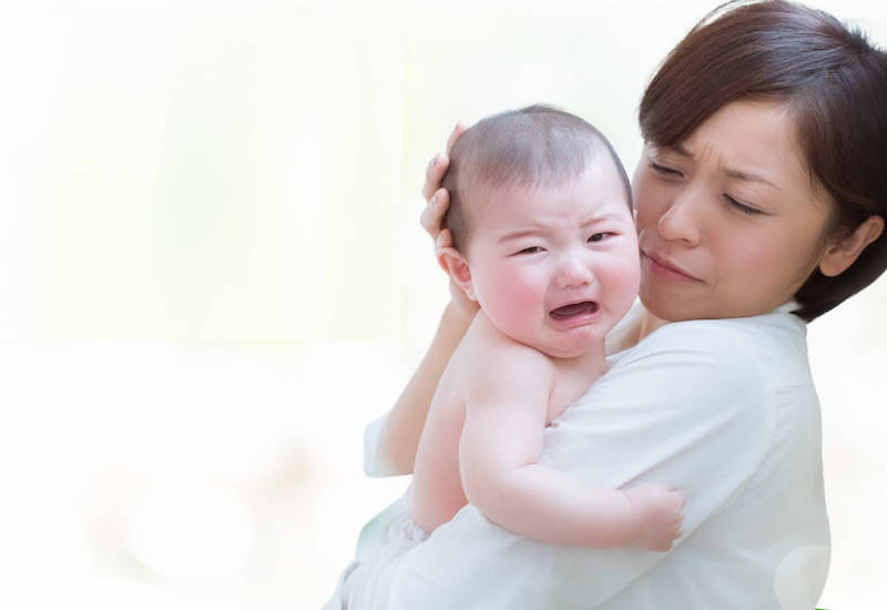 Nếu bé sơ sinh thở mạnh kèm theo những triệu chứng bất thường thì mẹ nên đưa trẻ đi khám
