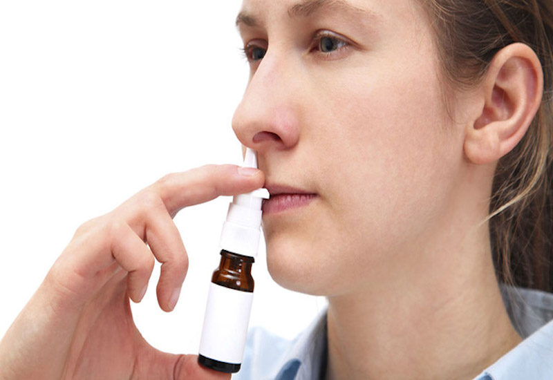Thuốc nhỏ mũi cũng được bào chế theo dạng xịt tiện lợi