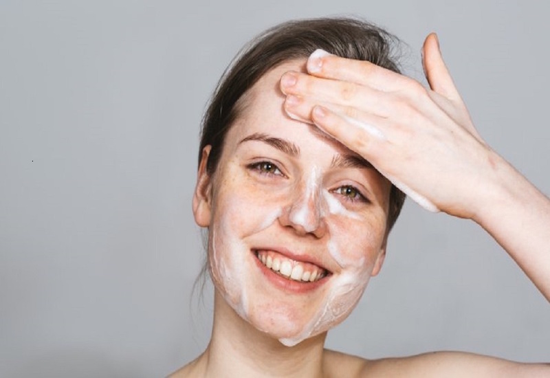 Làm sạch da là một trong những bước quan trọng khi chăm sóc làn da bị mụn