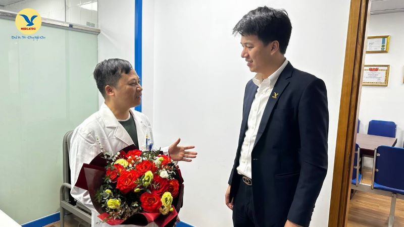 TS. Nguyễn Trí Anh - TGĐ Tập đoàn MED-GROUP đến tặng hoa chào đón chuyên gia Sơn